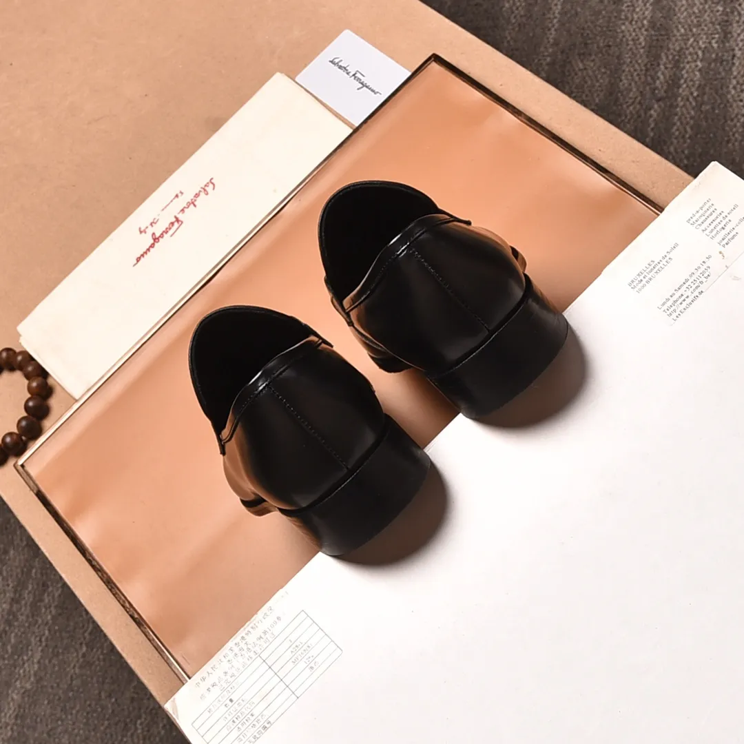 Men's shoes 💰540📛📛(water-dyed cowhide) Salvatore Ferragamo high-end (Salvatore Ferragamo) is the world's top luxury footwear brand. It comes from the fashion kingdom of Italy and is famous all over the world for its traditional handmade design and novel styles...🚶🏻🚶🏻New suit shoes are available simultaneously at the counter. This model is purely handmade. The fabric is imported from Italy's original first-layer cowhide. Soft water-dyed cowhide lining. Original authentic outsole🌀🌀Size: 38➖44